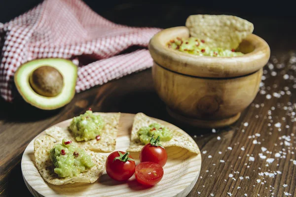 Guacamole fresco com chips de tortilla nachos — Fotografia de Stock