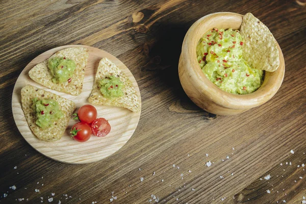 Ahşap kase nachos ile tıknaz guacamole — Stok fotoğraf