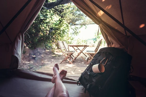 Skrzyżowane stopy człowieka boso spoczywają w namiocie — Zdjęcie stockowe