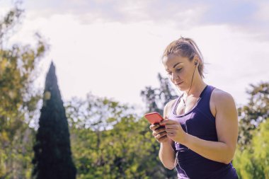 çalışan önce onu telefon uygulaması kontrol kadın