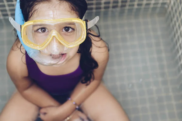 Jolie petite fille avec tuba lunettes à baignoire — Photo