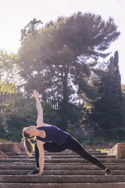 Mulher esportiva fazendo exercício de ioga no parque — Fotografia de Stock