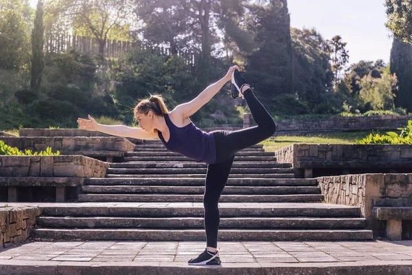 Esportes mulher fazendo ioga equilíbrio exercício no parque — Fotografia de Stock