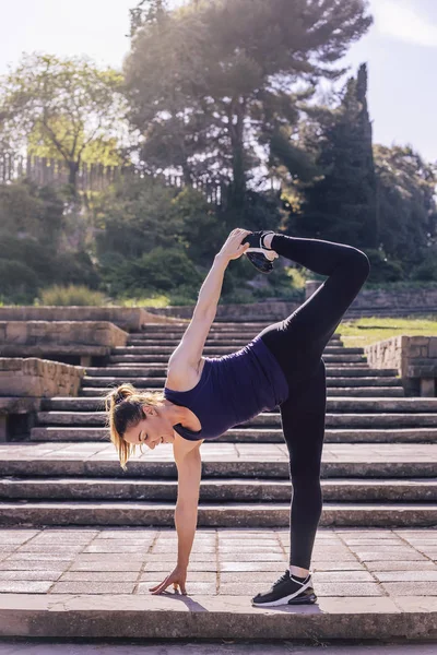 Esportes menina fazendo ioga equilíbrio exercício no parque — Fotografia de Stock