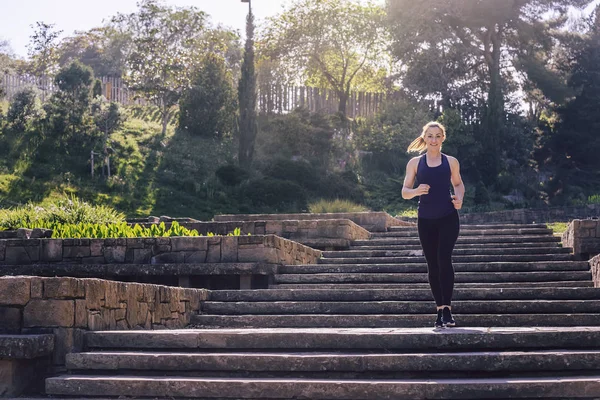 Esportes mulher correndo lá em baixo na parte da manhã — Fotografia de Stock