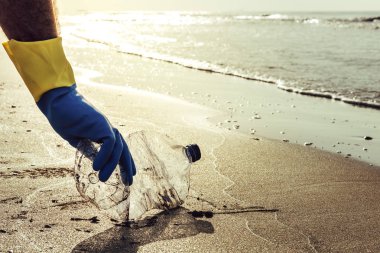 deniz kirleten plastik toplayıp adam el