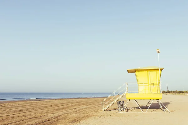 Torre salvavidas amarilla en la playa — Foto de Stock