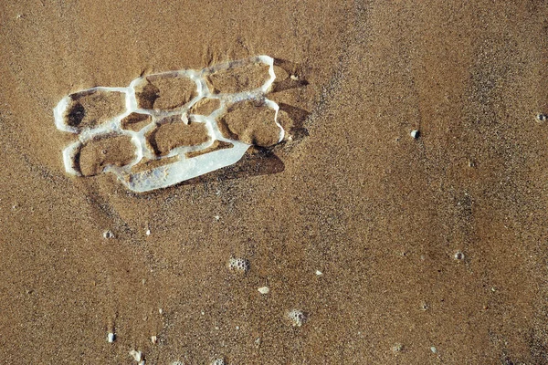 Plastové kroužky, které znečišťují písek na pláži — Stock fotografie