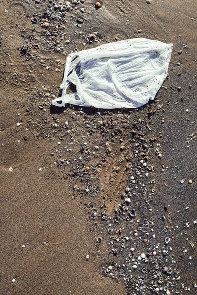 Plaj kum atılan Plastik çanta