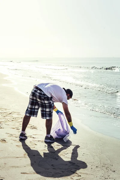 A tengert szennyező, önkéntes hulladékgyűjtő — Stock Fotó