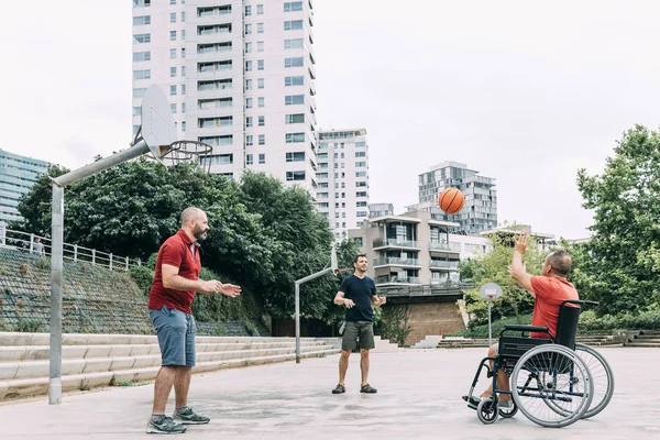 Disabled man playing basketball with friends — Stock Photo, Image