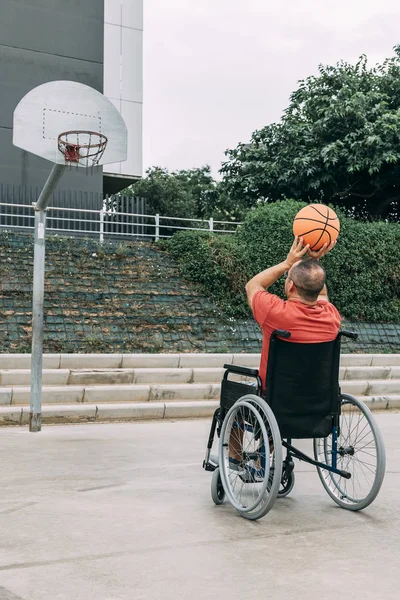Niepełnosprawny człowiek na wózku uprawia sport — Zdjęcie stockowe