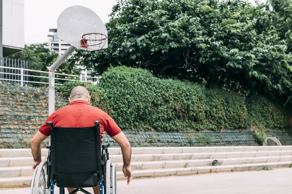 Людина в інвалідному візку на баскетбольному майданчику — стокове фото