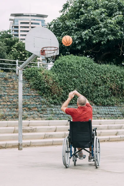 Інвалідний чоловік кидає м'яч у кошик — стокове фото