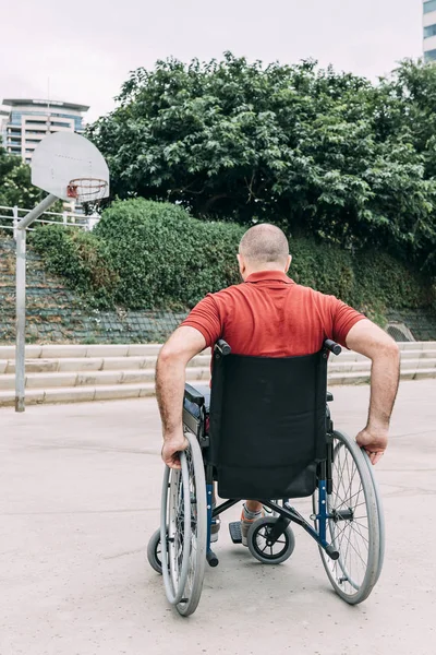 Disabled man playing basketball on the court — Stock Photo, Image