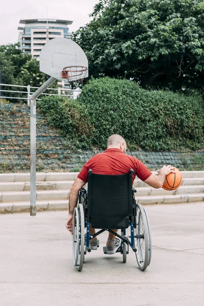 Niepełnosprawny człowiek gra w koszykówkę w mieście — Zdjęcie stockowe