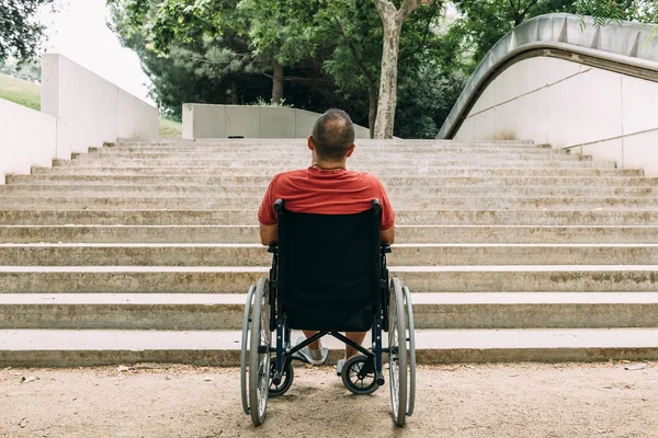 Людина в інвалідному візку зупинилася перед сходами — стокове фото