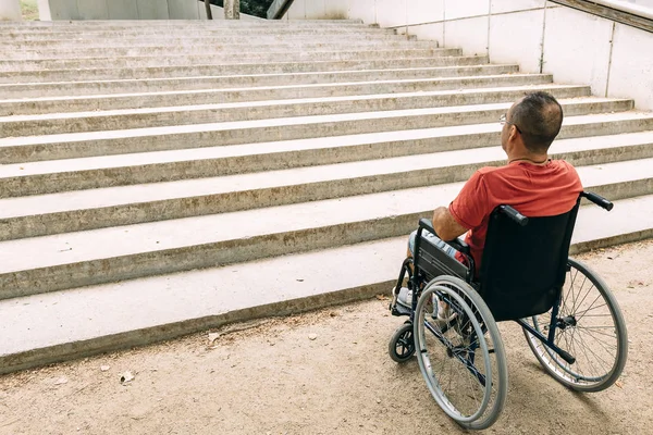 Man in wheelchair stopped because of staircase — Stock Photo, Image