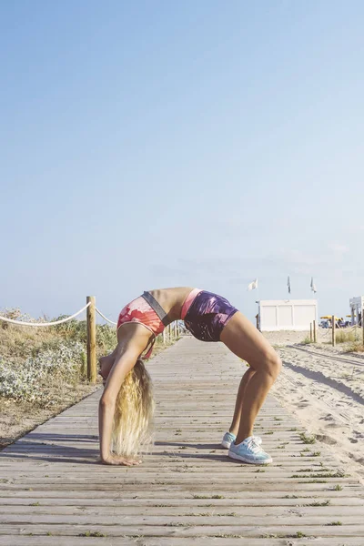 Atraente loira menina desportiva fazendo exercícios de ioga — Fotografia de Stock