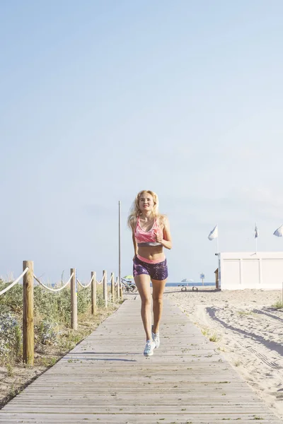 Atlético desportivo mulher correndo para o passeio — Fotografia de Stock