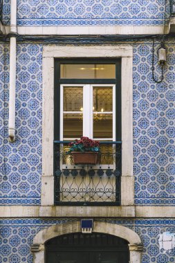 Lizbon'da fayans ile tipik vintage balkon