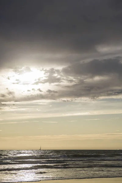 Zonsondergang op het strand van La Barrosa in Sancti Petri Cadiz — Stockfoto