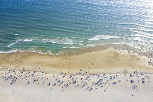 Vista aérea de una playa con sombrillas y turistas — Foto de Stock