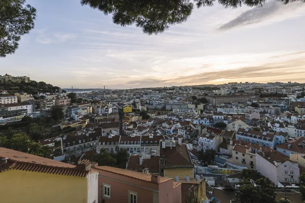 Skyline di Lisbona al tramonto dal Castello di San Jorge — Foto Stock