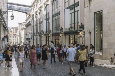 Lizbon şehir merkezinde dolaşan turistler