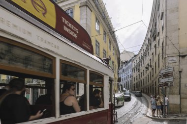 Lizbon sokaklarında tramvay sürme turistler