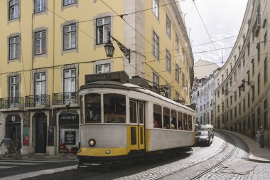 tramvay Lizbon arnavut kaldırımlı sokaklarında çalışır