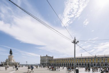 Lizbon ünlü Ticaret meydanında turistler
