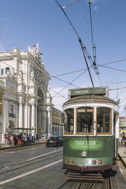 Lizbon Triumphal Augusta kemer önünde tramvay