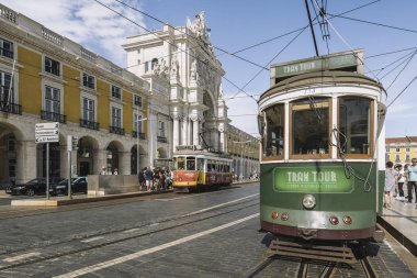 Lizbon Triumphal Augusta kemer önünde tramvaylar