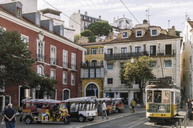 Lizbon meydanındaki turistler için tramvay ve tuk tuk