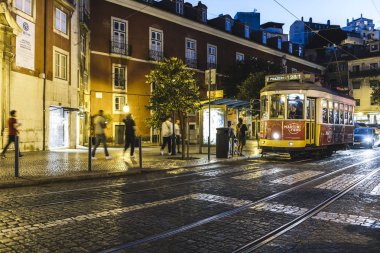 Lizbon 'da gece yarısı sarı turistik tramvay