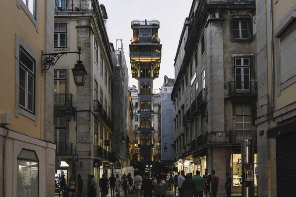 Geceleri turistlerle dolu Sant Justa asansörü