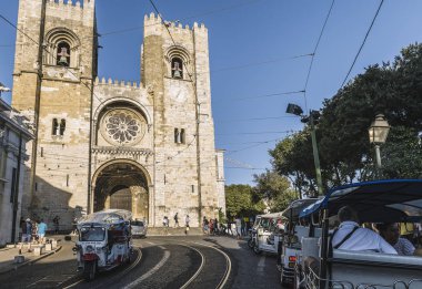 Lizbon Katedrali önünde turistik tuktuk