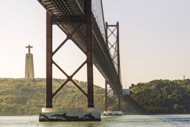 Lizbon 'da 25 Nisan köprüsü ve İsa heykeli