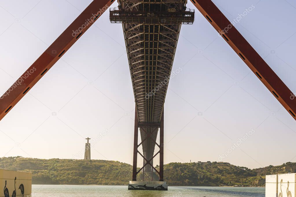 symmetrical view of the 25 April suspension bridge