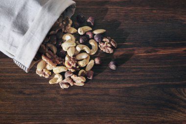 Çuval bezinde fındık ve kuru meyve karışımı.