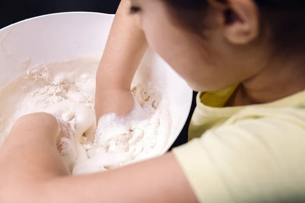 自家製パン生地を作るためにボウルに小麦粉を混合女の子 自宅で健康的な食品の概念 — ストック写真