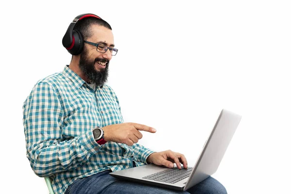 Beyaz Arka Planda Izole Edilmiş Bir Adam Gülerek Bilgisayar Ekranına — Stok fotoğraf