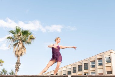 Genç sarışın klasik dansçı şehirde özgürce dans ediyor, dans ve özgürlük kavramı, metin için kopyalama alanı