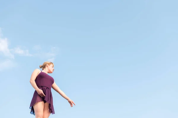 Giovane Ballerina Bionda Che Posa Con Cielo Sullo Sfondo Concetto — Foto Stock