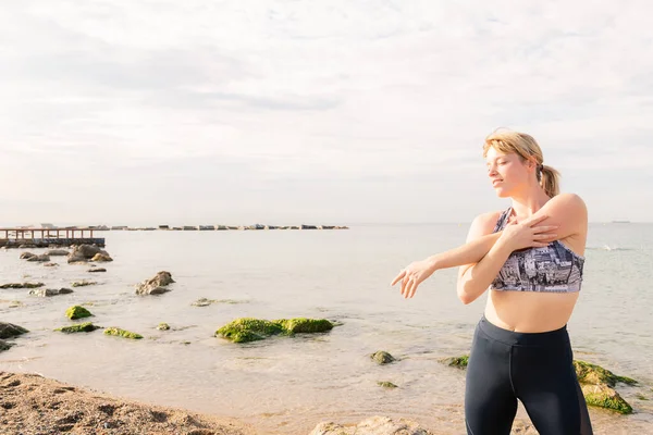 Bela Mulher Desportiva Que Estende Frente Mar Amanhecer Estilo Vida — Fotografia de Stock