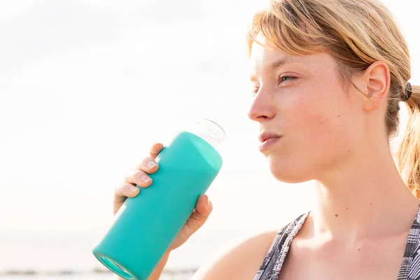 Retrato Una Deportista Con Una Botella Agua Estilo Vida Saludable — Foto de Stock