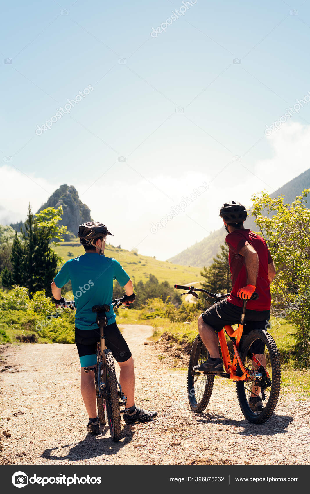 Foto Vertical Dos Jóvenes Ciclistas Observando Camino Durante
