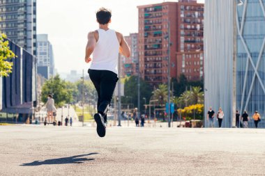 Şehirdeki asfaltta koşan bir koşucunun arka planı, şehir sporu ve sağlıklı yaşam tarzı kavramı, metin için kopyalama alanı
