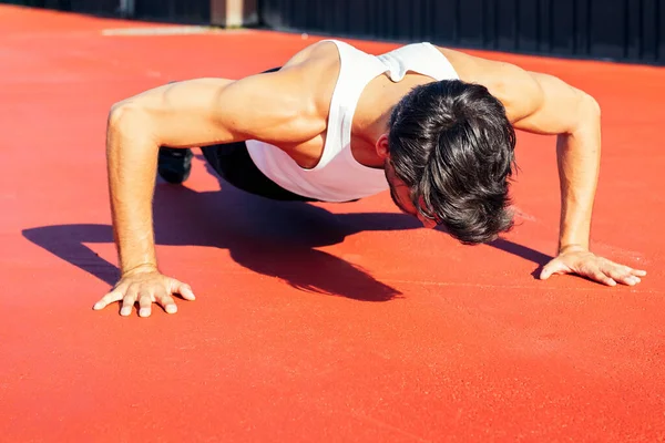 Desportista Irreconhecível Fazendo Flexões Piso Vermelho Conceito Esporte Urbano Estilo — Fotografia de Stock